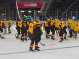 Eishockey Vorrunde Mädchen: Zu viele Strafen führen zu einer hohen Auftaktniederlage