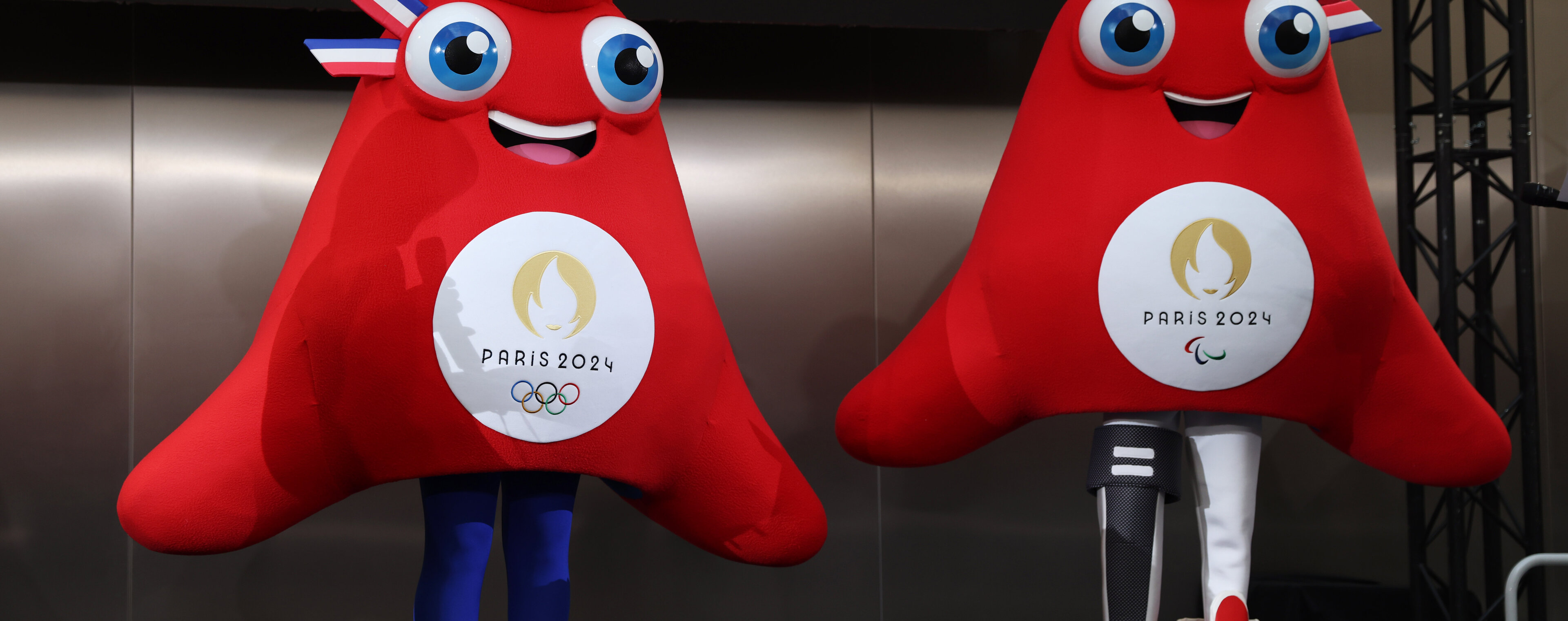 Maskottchen für Paris 2024 "Freiheitsmütze" mit Turnschuhen Team