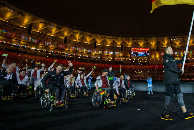 Die Deutsche Paralympische Manschaft läuft bei den Spielen in Rio ein